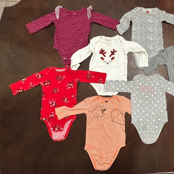 LOT OF 10 BABY INFANT GIRLS ONESIES LONG SLEEVE 6-12 MONTHS - CARTERS, GAP, ETC. - Picture 2 of 3